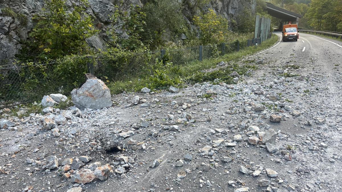 Zwischen Gstatterboden und Hieflau sind Steine auf die B 146 gestürzt - der Straßenabschnitt wurde daraufhin gesperrt