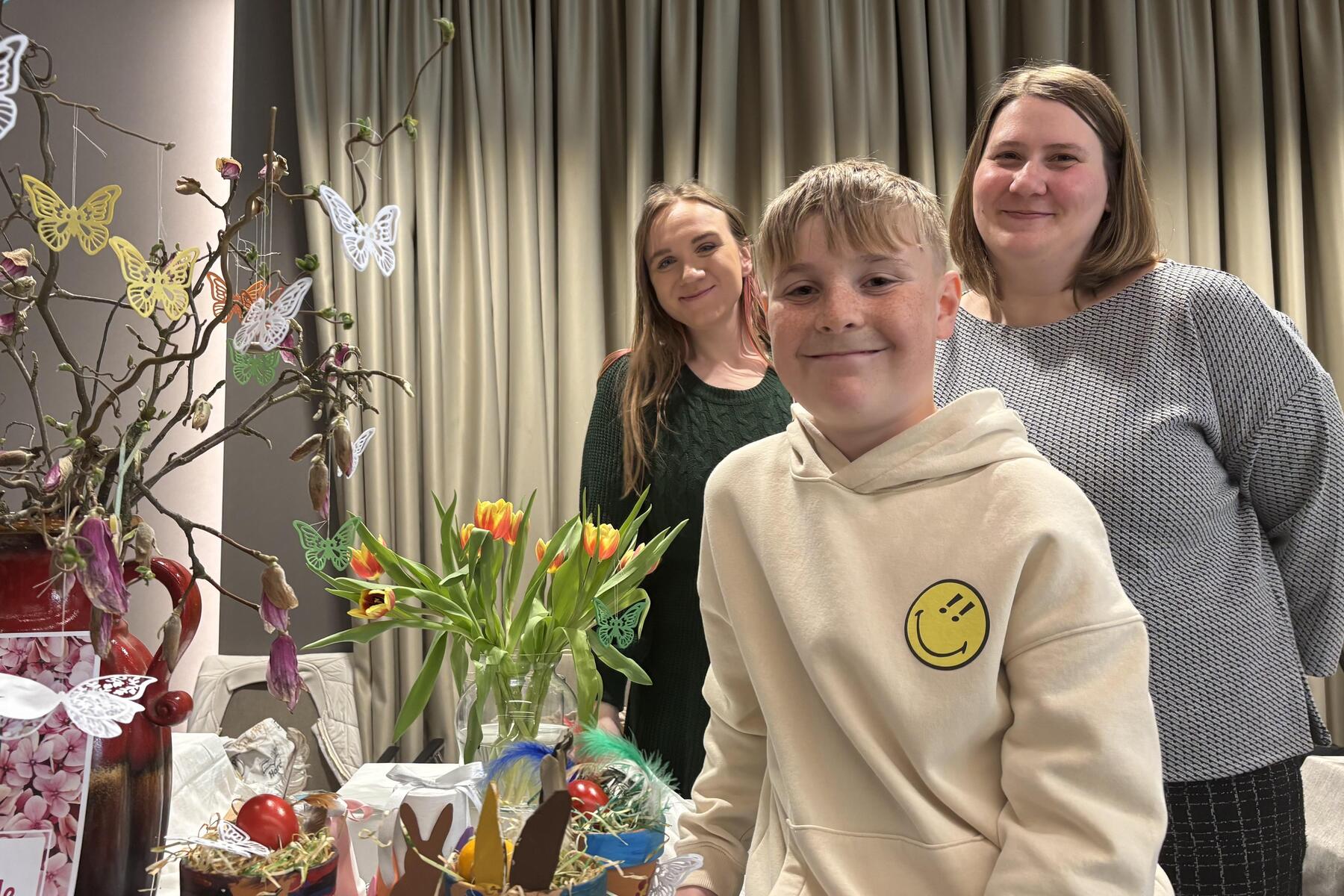 Frühling in Paldau: Geschnitzte Bierflaschen und gehäkelte Stofftiere