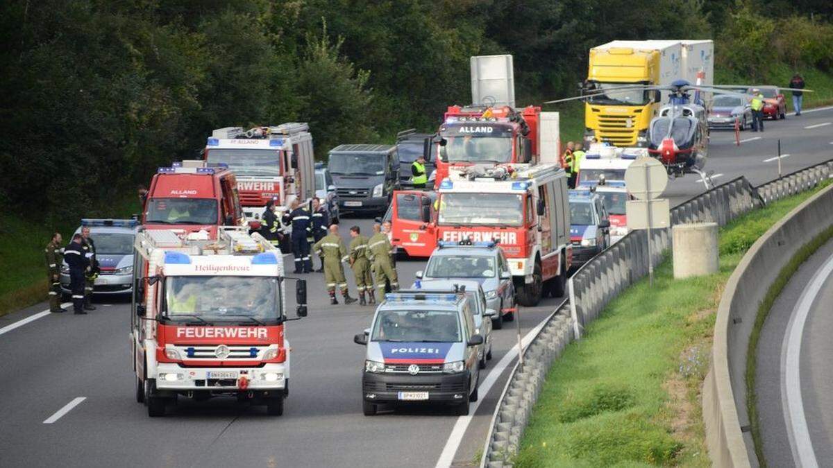 Feuerwehrangaben zufolge dürfte der mit acht Personen besetzte, neunsitzige Kleinbus auf eine Leitschiene aufgefahren sein