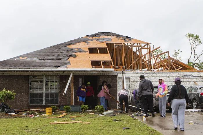 Der Katastrophenschutz rief Einwohner, die vor den Tornados in staatliche Notunterkünfte flüchten mussten, zur Bedeckung von Mund und Nase wegen der Coronavirus-Pandemie auf. Sollten sie keine Atemschutzmasken haben, könnten sie dies mit Tüchern oder Schals tun.    