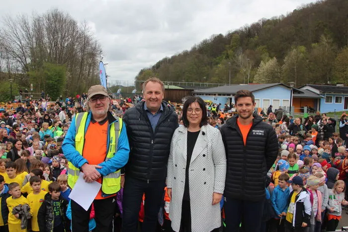 Der ehemalige Volksschuldirektor Reinhart Kirchengast, Bürgermeister Reinhold Ebner, Landtagsabgeordnete Agnes Totter und der amtierender Direktor Daniel Roßmann waren überwältigt von der Leistung der Schülerinnen und Schüler.