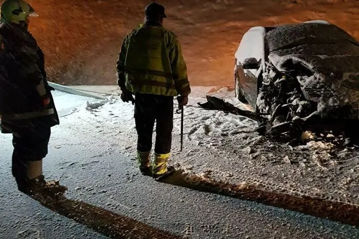 Schon in der Nacht auf Sonntag kam es etwa zwischen Bad Aussee und Bad Mitterndorf auf der tief verschneiten B145 zu einem Unfall mit zwei Fahrzeugen.