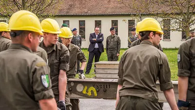 Minister Doskozil beim Besuch in der Grazer Gablenzkaserne