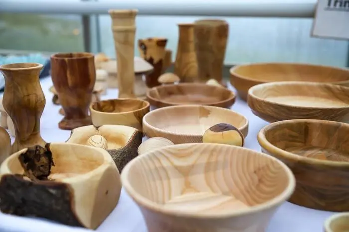 Wer noch auf der Suche nach einem Weihnachtsgeschenk war, fand dieses vielleicht in Vasen oder Schalen aus Holz des Chance B-Gewerbebetriebes Hausmasters oder den sorgfältig hergestellten Stücken aus der Chance B-Näherei.