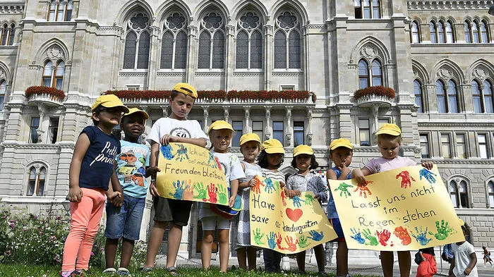 Kinder bei einer Kundgebung für die "Alt-Wien"-Kindergärten