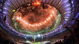 Ein bombastisches Feuerwerk eröffnete die Abschluss-Zeremonie