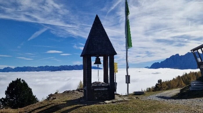 Der Glockenturm auf dem Hochstein. Im Tal liegen Wolken