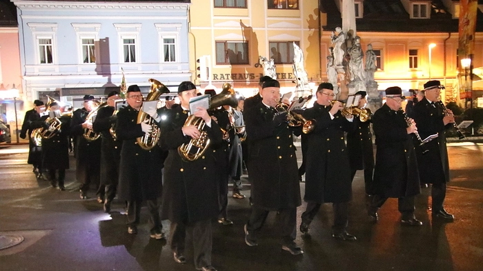 Am Treffpunkt beim Barbarabrunnen am Voitsberger Hauptplatz musizierten die beiden Bergkapellen, ehe es mit klingendem Spiel zur Michaelikirche ging, wo der Leiter des Seelsorgeraumes, Pfarrer Martin Trummler, die Festmesse zelebrierte.