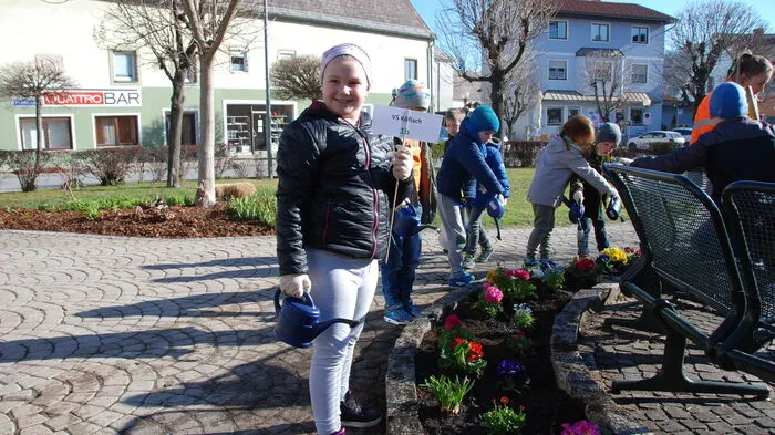 Unter den wachsamen Augen von Stadtgärtnerin Renate Wagner-Riedl bepflanzten die Köflacher Volksschüler den Park vor ihrer Schule.