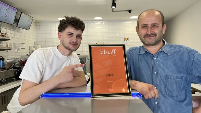 Betreiber Yücel mit seinem gleichnamigen Vater, der ihn tatkräftig unterstützt