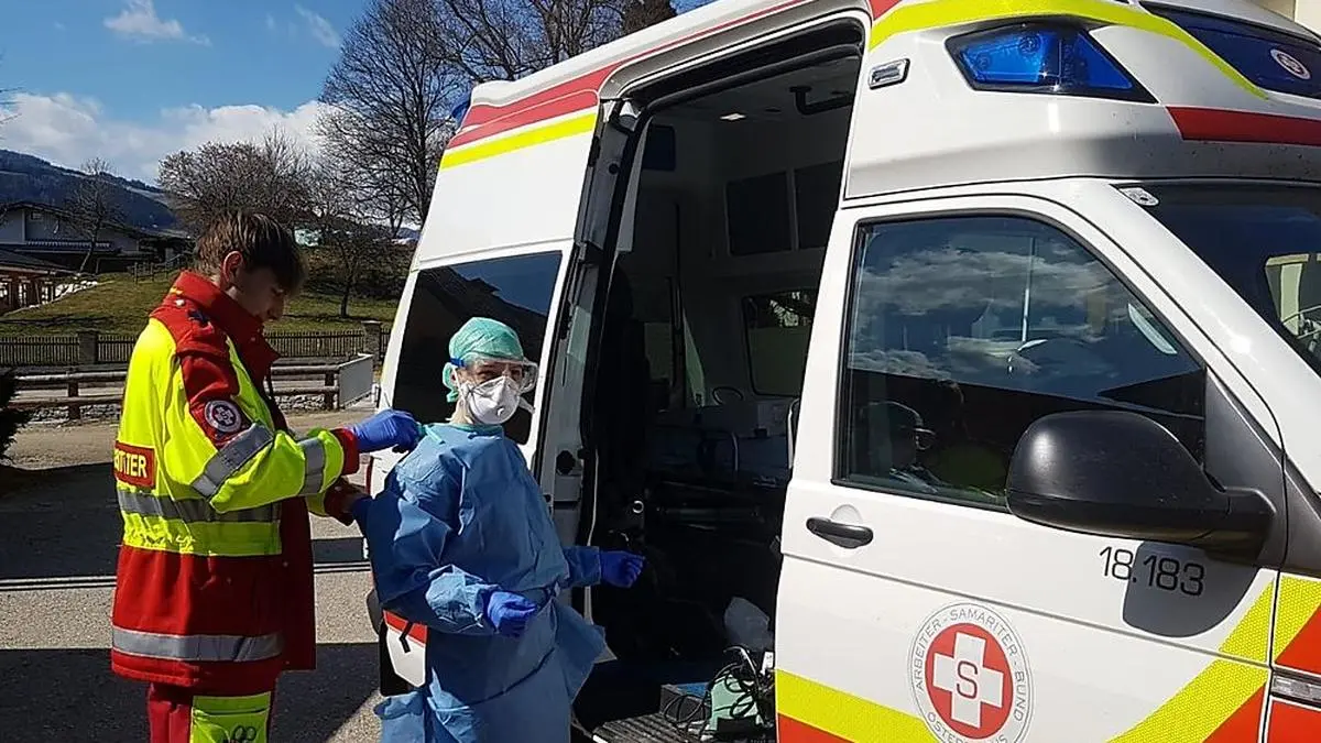 Die Ärzte und Ärztinnen sind mit Sanitätern des Samariterbundes unterwegs. Diese helfen auch beim Anlegen der Schutzkleidung 