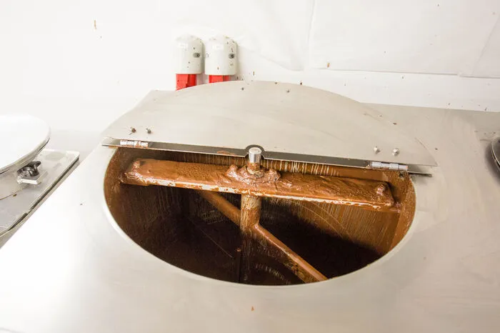 250 Kilogramm flüssiger Schokolade haben in dem Gerät Platz.