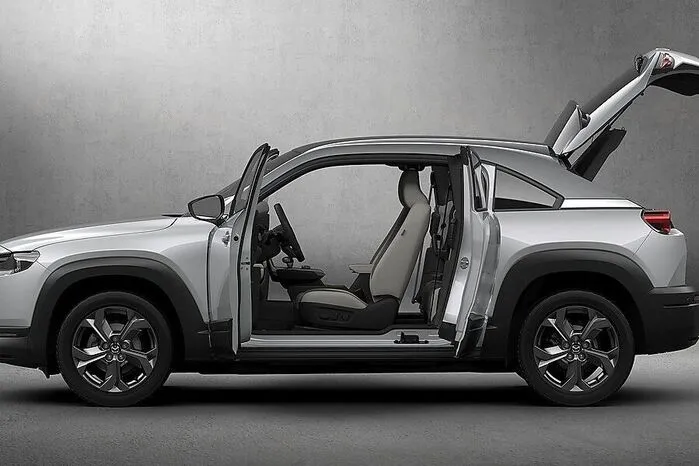 Man beachte alleine die gegenläufig öffnenden Türen, die an den verblichenen Mazda RX-8 erinnern.