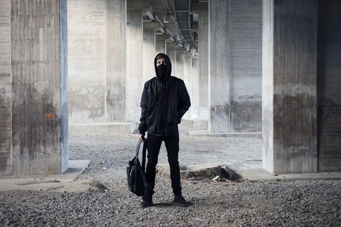 Alan Walker, der britisch-norwegische DJ und Produzent wurde Ende 2015 mit der Single „Faded“ international bekannt. Markenzeichen von Alan Walker sind sein Kapuzenpullover sowie ein Tuch, welches sein Gesicht von der Nase abwärts verdeckt. Er findet „es ganz cool bedeckt zu sein und ein gewisses Künstlerimage zu haben.“