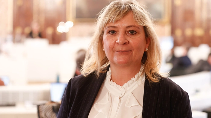 Die Landesregierung gehe auch 2022 keine neuen Wege. Die Steiermark halte weiter an Spitalsschließungen fest. "Hätte man jene Gelder, die wegen Corona ausgegeben worden sind, eher investiert, hätte man keine Pädagoginnen, die den Hut drauf hauen und keine Spitäler am Limit", meint Claudia Klimt-Weithaler (KPÖ). Sie befürchtet, dass mittelfristig wieder ein "unsozialer Sparkurs" drohe.Das Budget 2022 beinhalte keinerlei neuen Einnahmen. "Leerstandsabgabe? Verschoben. Kürzung der Parteienförderung? Fehlanzeige. Gender-Budgeting? Nichts davon."