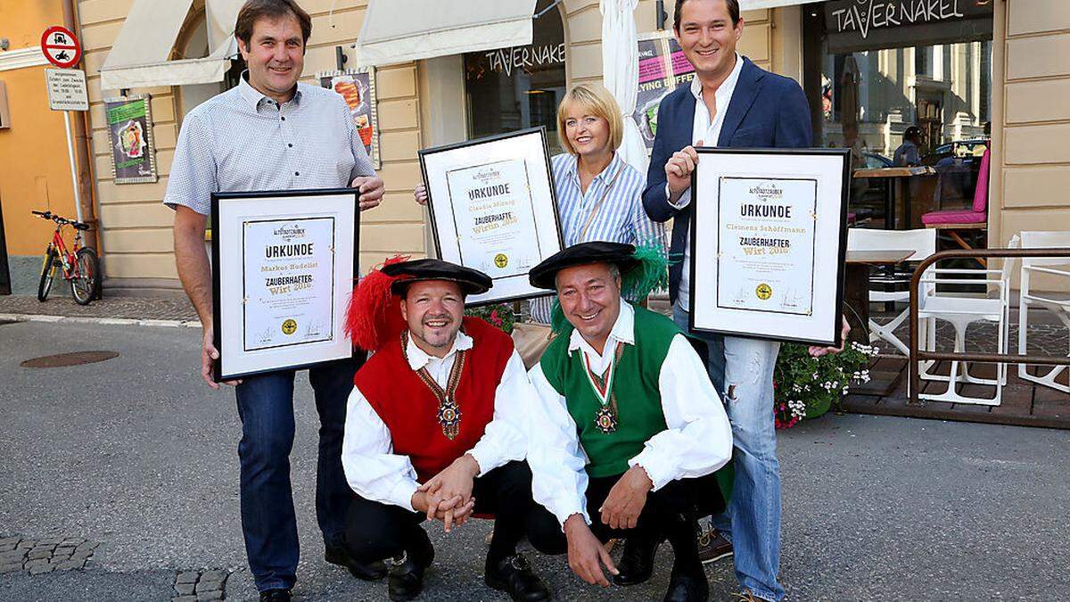 Die Wirte Markus Hudelist, Claudia Mirnig und Clemens Schöffmann mit den Stadtrichtern Helmut Niederl und Jürgen Thurner