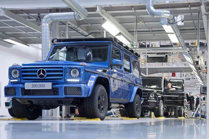 Die Entwicklung der G-Klasse beginnt im Jahr 1972 mit einem Kooperationsvertrag zwischen der damaligen Daimler-Benz AG (heute Daimler AG) und Steyr-Daimler-Puch (heute Magna Steyr) in Graz, Österreich. Seit 1979 wird produziert.