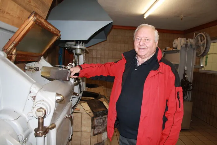 Robert Erschen senior beim Walzenstuhl.