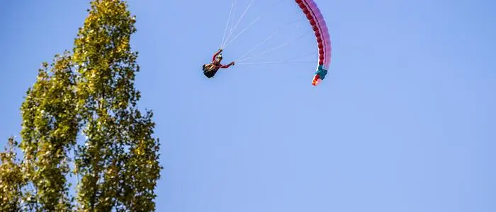 Der Paragleiter stürzte aus einer Höhe von fünf Metern in die Tiefe (Archivbild)