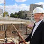 Der Kärntner Spitalsmanager Herwig Wetzlinger (vor einer Baustelle im AKH Wien)