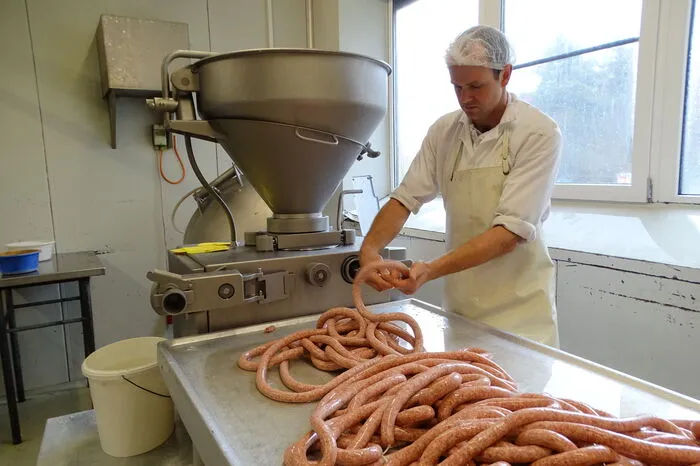 Meterwurstproduktion: ein Schafsdarm hat eine Länge bis zu neun Metern.