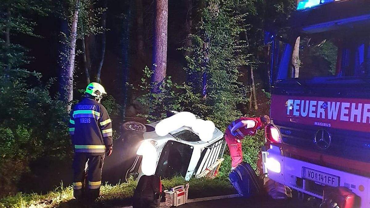 Der Pkw landete nach dem Überschlag im Straßengraben