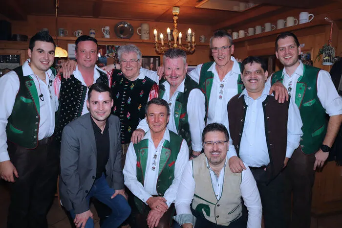 Bandleader Wolfgang Sorger, Erich Reinisch, Johann Rößler, Hubert Rainer und Peter Lidl luden zum Abschied auch alle ehemaligen „Spatzen“ der letzten Jahrzehnte ein.