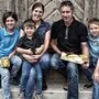 Familie Jankl auf ihrem Betugger-Hof in Wöllach