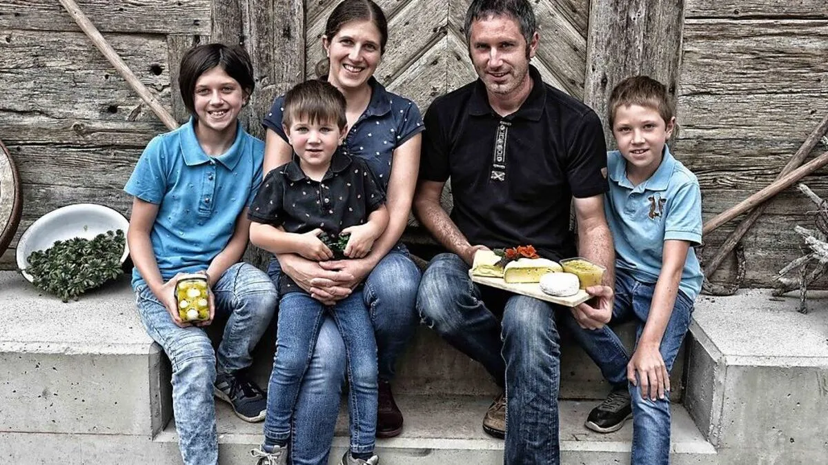 Familie Jankl auf ihrem Betugger-Hof in Wöllach