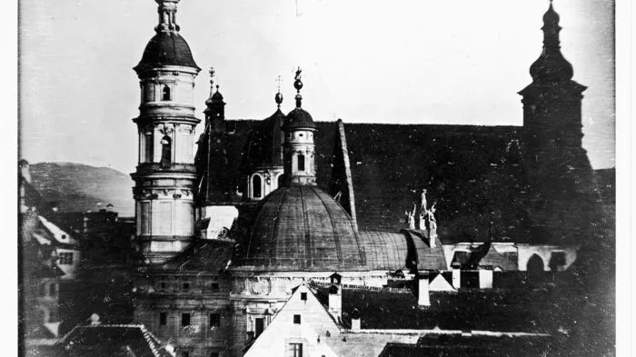 Nur wenige Monate nach der offiziellen Präsentation der Daguerrotypie am 19. August 1839 in Paris wurde schon in Graz eifrig damit experimentiert: Die Brüder Carl und Andreas Rospini, zwei Italiener, die in Graz eine Fabrik für optische und mechanische Apparate besaßen, schufen damals die drei ersten Fotografien, die von Graz noch erhalten sind.