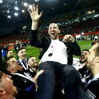 Trainer Christian Ilzer wurde nach dem Cupsieg 2023 in Klagenfurt auf Händen getragen