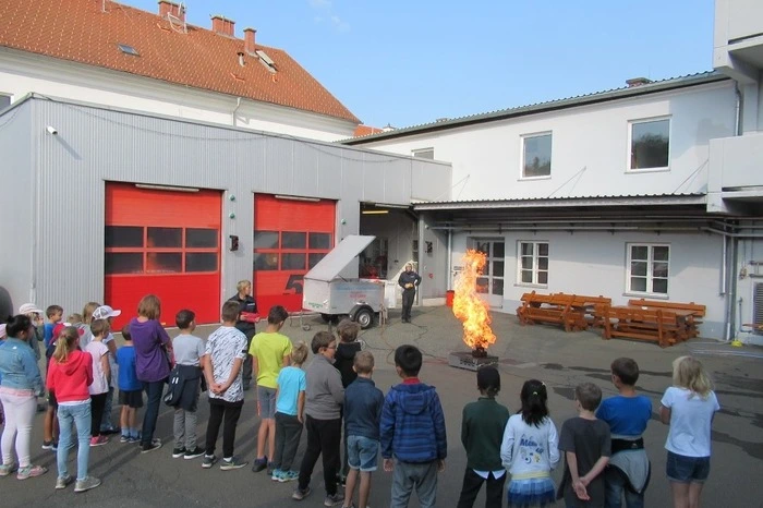 Auch das Löschen mit einem richtigen Feuerwehrschlauch durfte nicht fehlen.