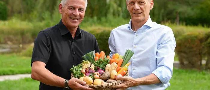 Biopionier und Demeterbauer Christian Stadler (rechts) übergibt die Morgentaugärten an Christian Kiennast