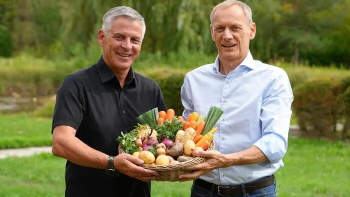 Biopionier und Demeterbauer Christian Stadler (rechts) übergibt die Morgentaugärten an Christian Kiennast