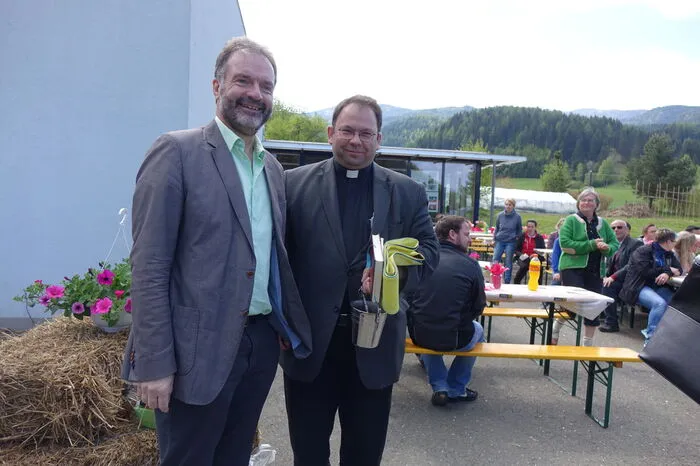 Passend zum Anlass kamen die Landtagsabgeordneten Liane Moitzi und Hermann Hartleb mit einer Futterspende für die Tiere, Pfarrer Gerald Wimmer segnete Mensch und Tier.