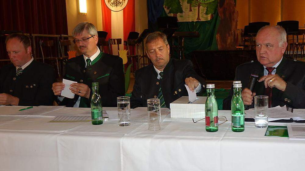 Schirnhofer (2. von rechts) ist wieder Bürgermeister, Pfeifer (3. von rechts) sein Vize
