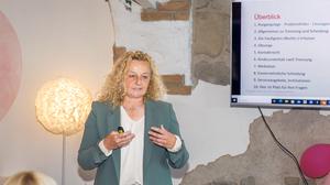 Scheidungsanwältin Julia Klatil bei einem Infoabend für Alleinerziehende in Villach