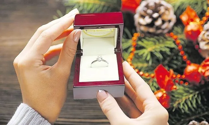 Für ein „Ja“ unter dem Baum gibt es bei den Goldschmieden wie Wiesauer den perfekten Ring, individuell designt für die zukünftige Trägerin