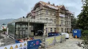 Die Pörtschacher Volksschule gleicht von außen noch einer großen Baustelle