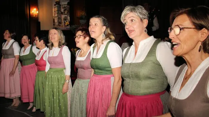 Im restlos ausverkauften Festsaal in Bärnbach feierten Gudrun Pressler, Franziska Schilling, Elfi Maier, Sabine Steirer, Elisabeth Hanus, Veronika Kopp-Büchler, Maria Stering und Monika Neubauer vom Voitsberger Bäuerinnenchor das 20-jährige Gründungsjubiläum. 