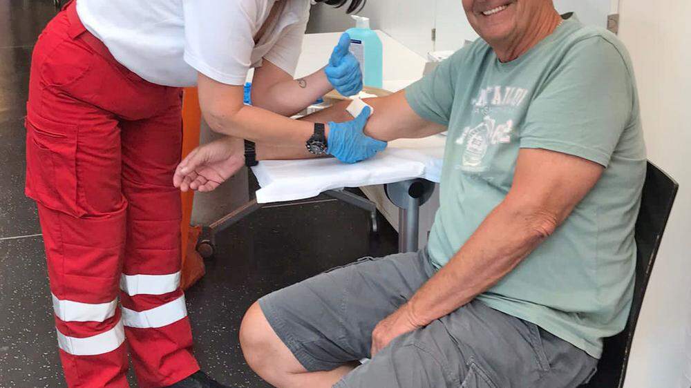 Herr Gruber und Blutspendehelferin Rosi Bole bei der Blutspendeaktion am Montagnachmittag