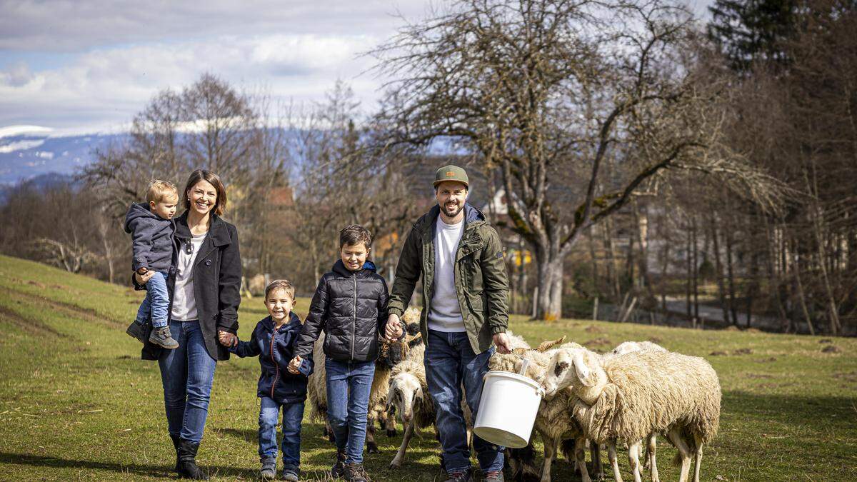 Martin und Julia Weitschacher mit ihren drei Kindern auf dem Hof in Dellach bei St. Veit/Glan 