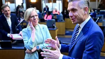 ABD0037_20251119 - WIEN - ÖSTERREICH: SPÖ-Klubchef Philip Kucher, Grünen-Chefin Leonore Gewessler und Wirtschafts- und Arbeitsminister Wolfgang Hattmannsdorfer (ÖVP) im Rahmen einer Sitzung des Nationalrates im Parlament in Wien am Mittwoch, 19. November 2025. - FOTO: APA/ROLAND SCHLAGER