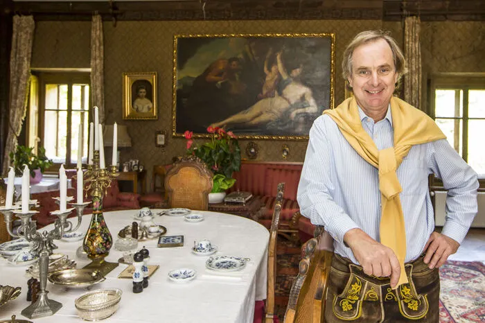 Schlossherr Georg Pereira-Arnstein im Wohnzimmer, in dem die Gäste frühstücken.