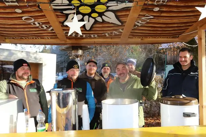 Am Adventmarkt nehmen neben den Gruppen der DG die Brauchtumsgruppe Ossiacher Tauern unter Obmann Martin Lorber (2. von Links) mit einem Krampuslauf.
