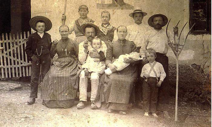 Ein Bild der Familie Miklau im Jahr 1906 