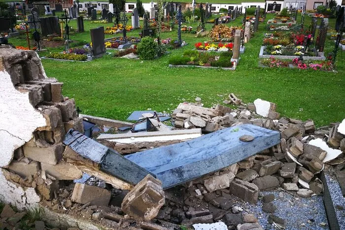 Der Wagen war in einer Linkskurve bergab von der Straße abgekommen.