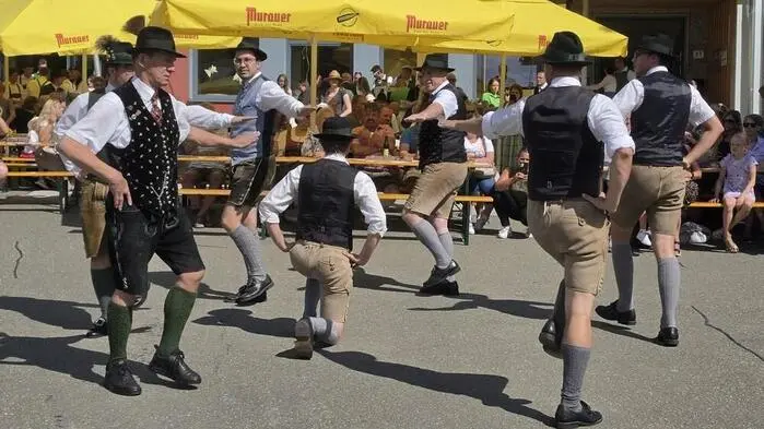 Schuhplattln hat in der Gemeinde Krakau lange Tradition. Am Samstag wurde in Krakauebene doppelt gefeiert: 65 Jahre Schuhplattln in der Gemeinde und das 20-jährige Bestehen des Vereins „Krakauer Freunde“.