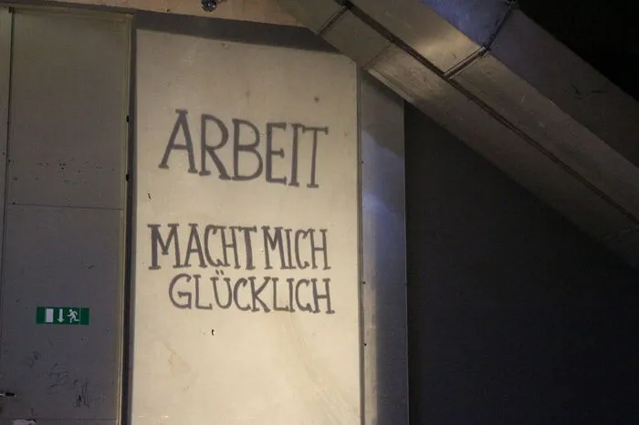 ... und sorgt dafür, dass jedes Gesellschaftsmitglied seine Arbeit in der Gesellschaft gerne tut ...