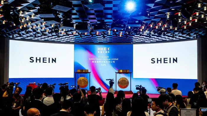 Shein-Logo auf einer Leinwand an der Börse in Hongkong am 1. September
